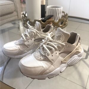 Nike Huaraches Beige